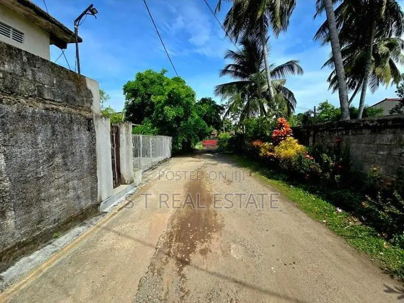 10P High Residential Bare Land For Sale In Boralesgamuwa.