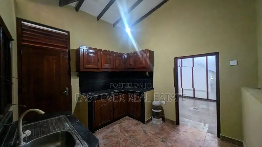 නුවර පාරට අතේ දුරින් දෙමහල් නිවසක් / AJ 15088