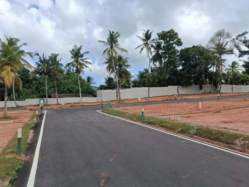 හෝකන්දර හංදියට සමීපව අගනා බිම් කොටස් විකිණීමට
