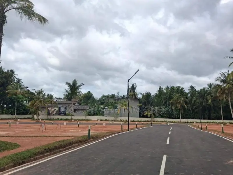 හෝකන්දර හංදියට සමීපව අගනා බිම් කොටස් විකිණීමට