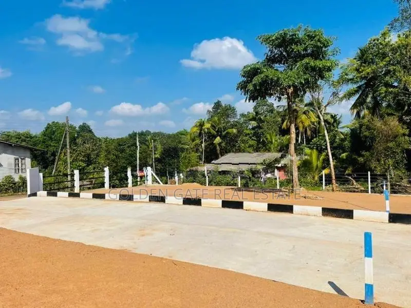 Yakkala ඉඩම්