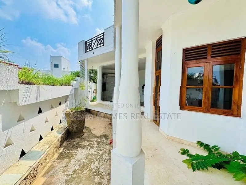 Elegant Modern Home for Sale – Battaramulla