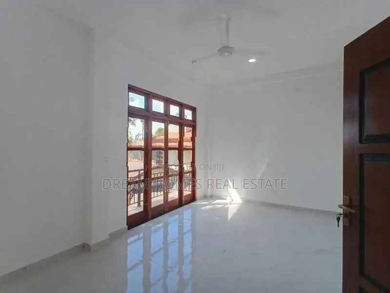 5 Bed Luxury House for Sale | 8 Perches Piliyandala