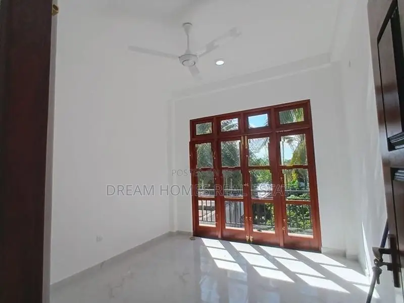 5 Bed Luxury House for Sale | 8 Perches Piliyandala