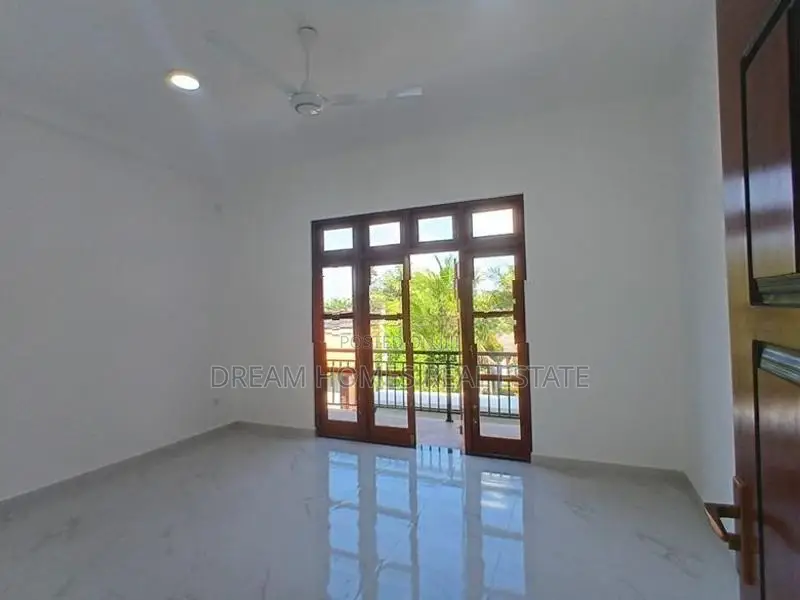 5 Bed Luxury House for Sale | 8 Perches Piliyandala