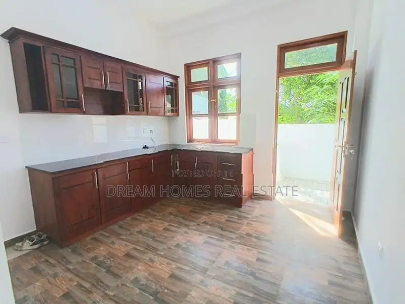 5 Bed Luxury House for Sale | 8 Perches Piliyandala