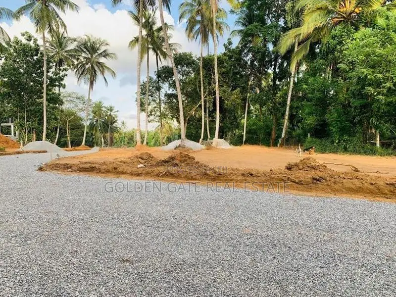 ගම්පහ යක්කල නුවර පාරට 500M බිම් කොටස්