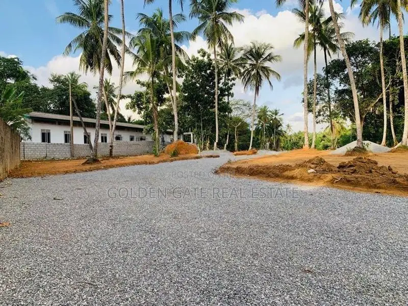 ගම්පහ යක්කල නුවර පාරට 500M බිම් කොටස්