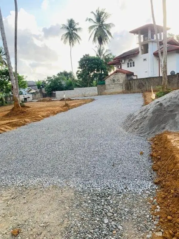 ගම්පහ යක්කල නුවර පාරට 500M බිම් කොටස්