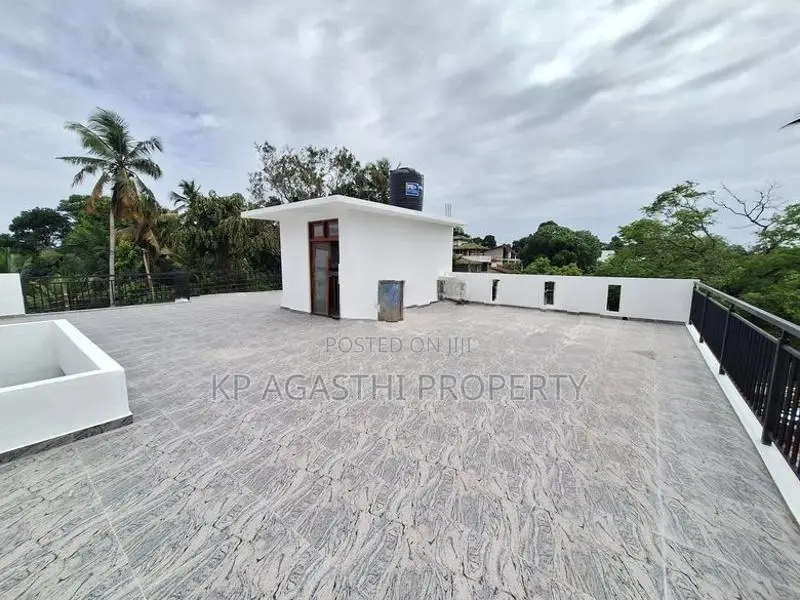 3 Story Brand New Luxury House for Sale in Piliyandala
