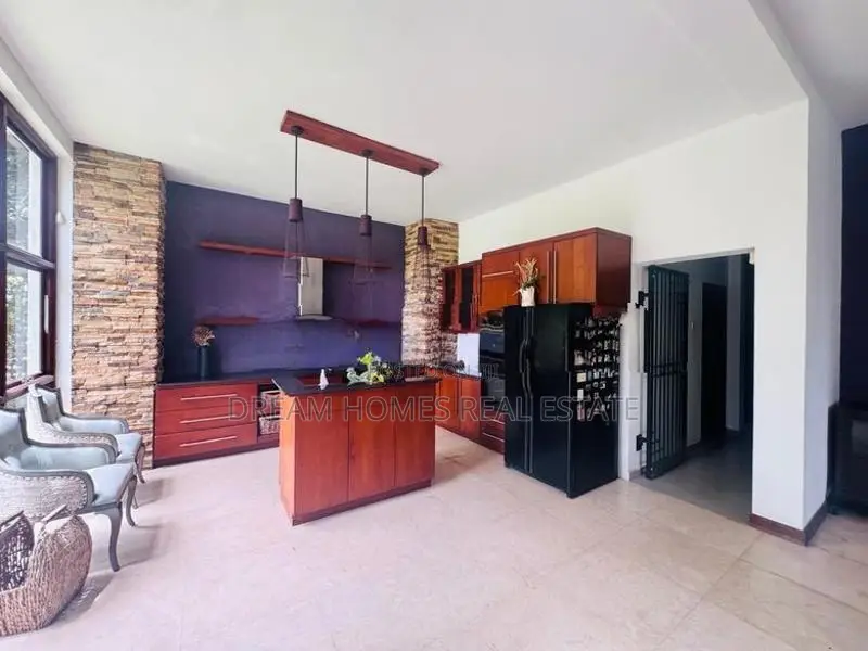 Exclusive 5 Bedroom Villa with Private Pool-Baththaramulla