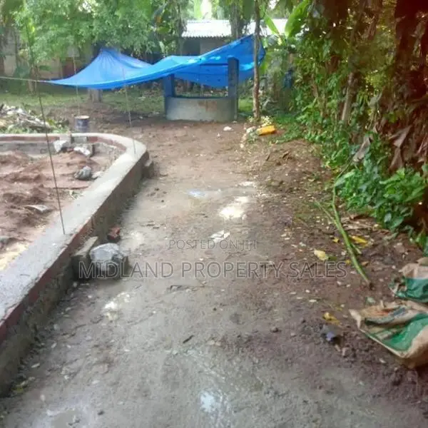පොල්පිතිමුකලාන කොස්පෑලෑනෙන් බිම් කොටසක්