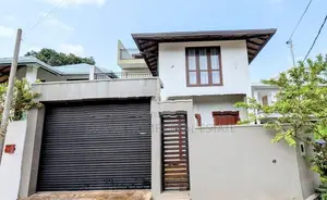 Elegant Family House with Garden and Solar Power – Vijithapura