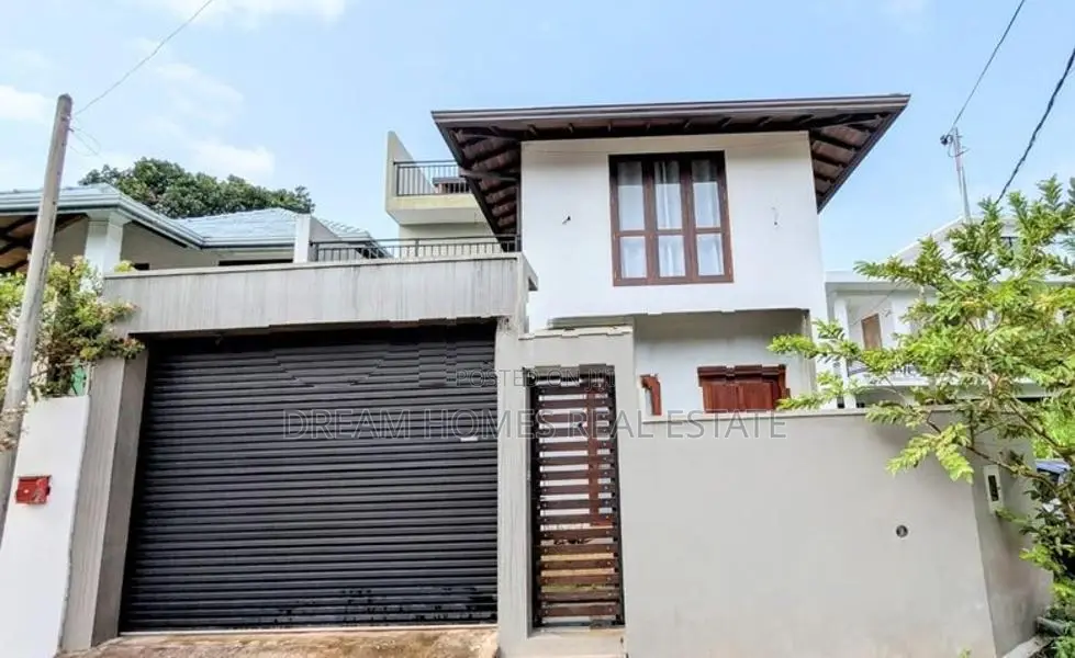 Elegant Family House with Garden and Solar Power – Vijithapura