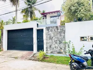 Luxury 4-Bedroom Solar House for Sale – Athurugiriya