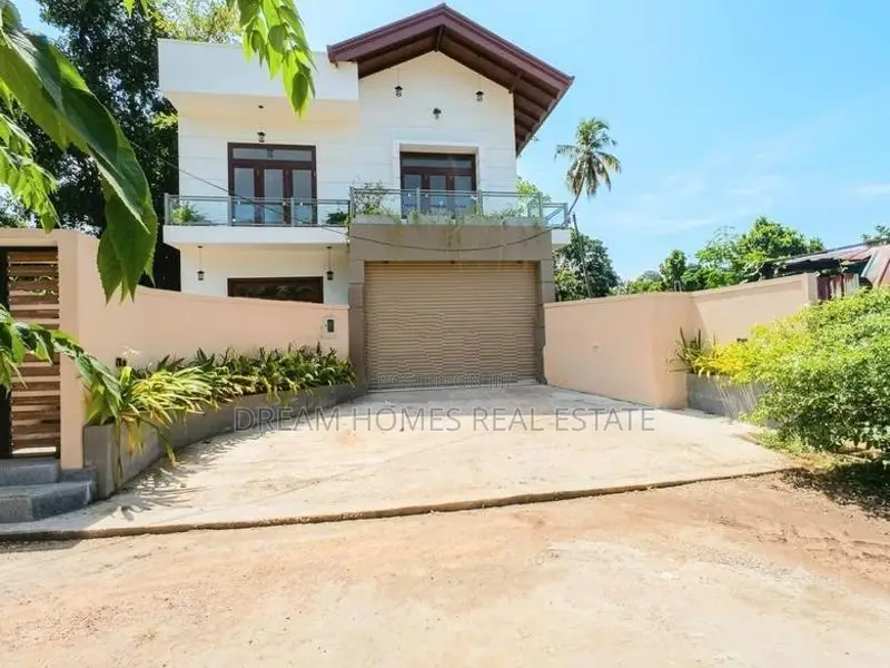 Modern 4 Bedroom House with Paddy View – Pannipitiya
