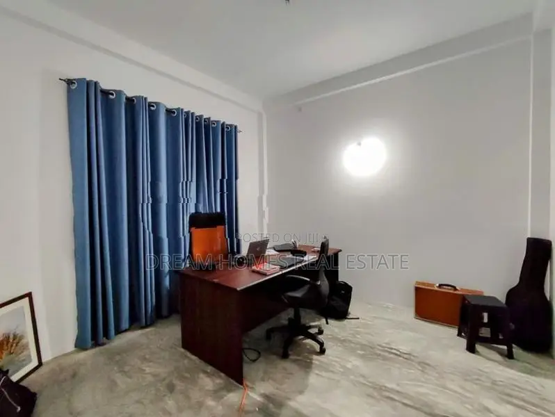 Elegant Family House with Garden and Solar Power – Vijithapura