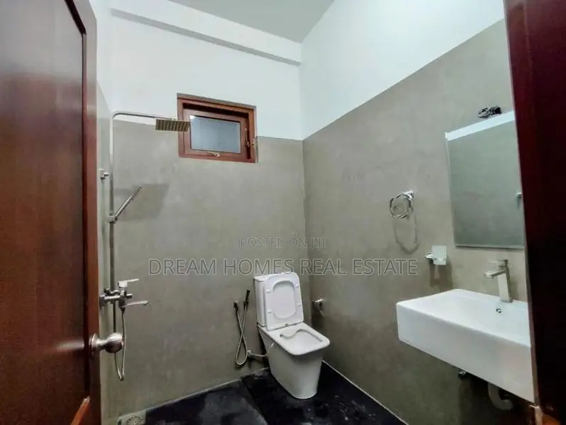 Elegant Family House with Garden and Solar Power – Vijithapura