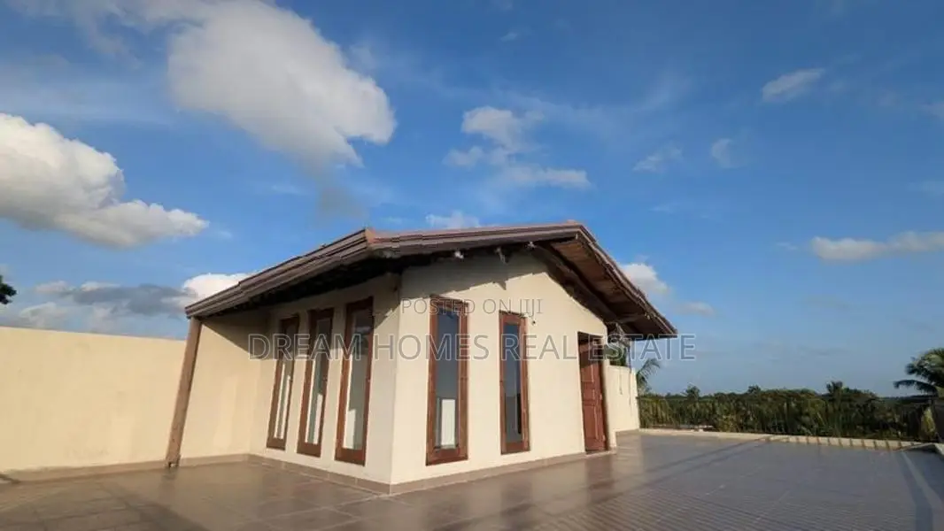 Elegant Family House with Garden and Solar Power – Vijithapura