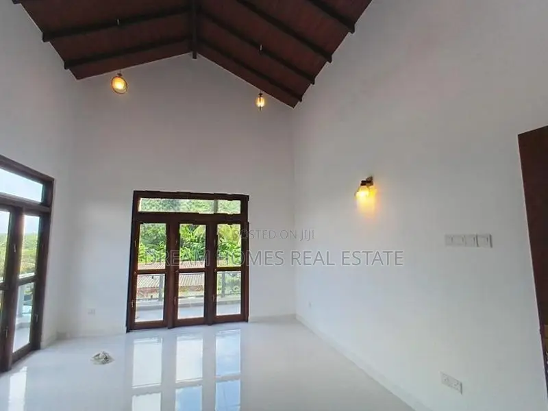 Modern 4 Bedroom House with Paddy View – Pannipitiya