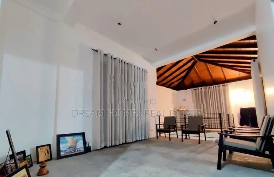 Elegant Family House with Garden and Solar Power – Vijithapura
