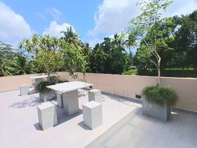 Modern 4 Bedroom House with Paddy View – Pannipitiya