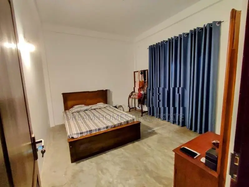 Elegant Family House with Garden and Solar Power – Vijithapura
