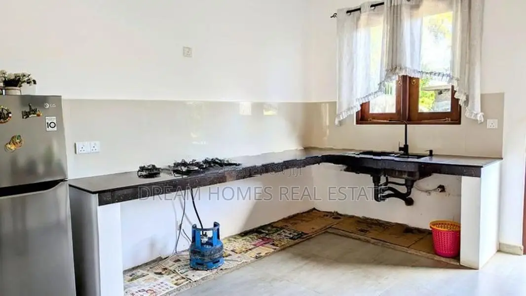 Elegant Family House with Garden and Solar Power – Vijithapura