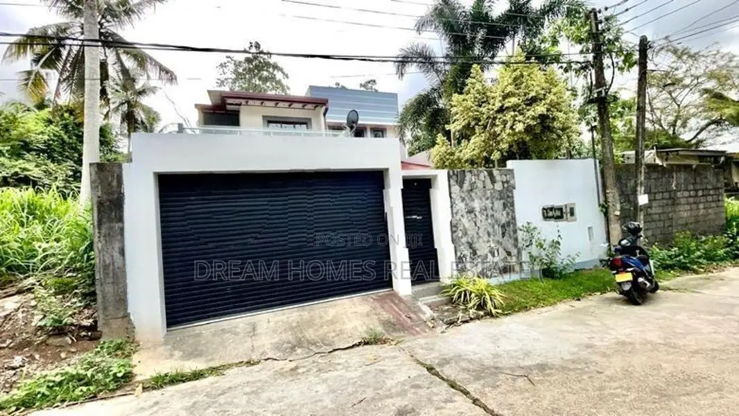 Luxury 4-Bedroom Solar House for Sale – Athurugiriya