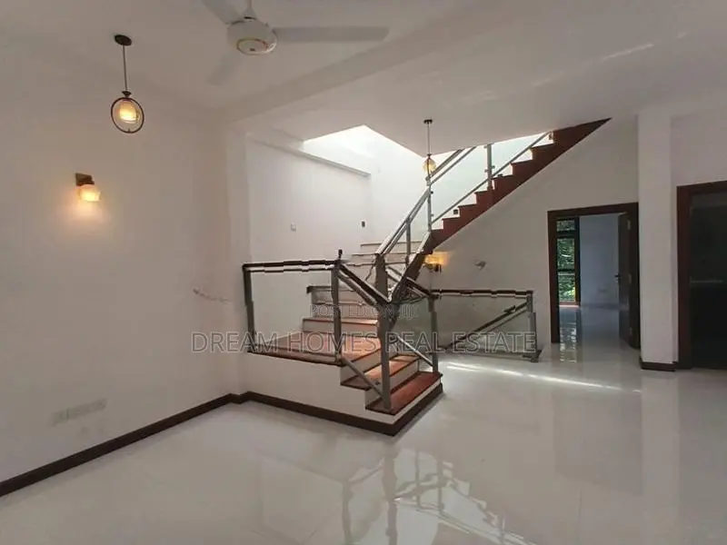 Modern 4 Bedroom House with Paddy View – Pannipitiya