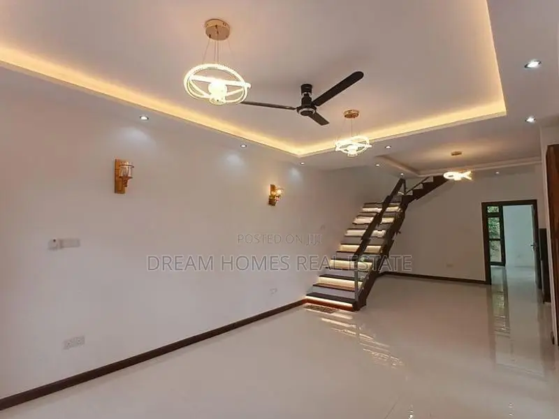 Modern 4 Bedroom House with Paddy View – Pannipitiya