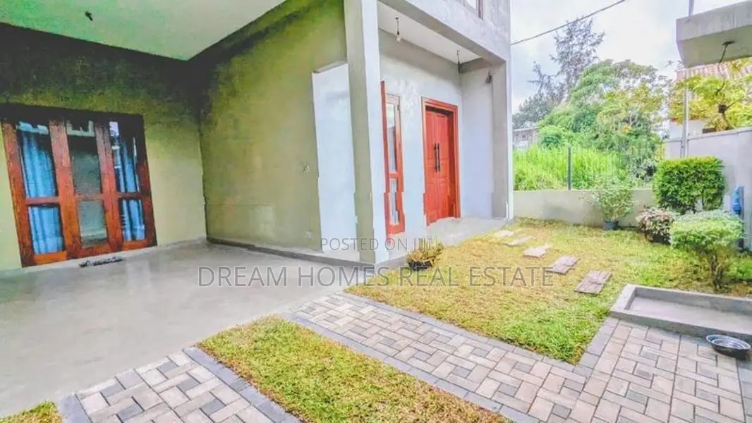 Elegant Family House with Garden and Solar Power – Vijithapura