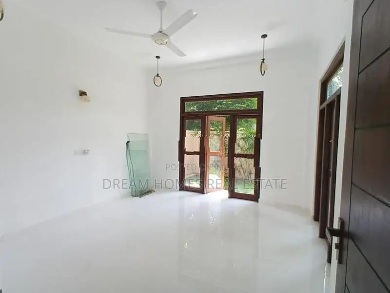 Modern 4 Bedroom House with Paddy View – Pannipitiya