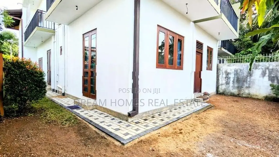 Elegant Family House with Garden and Solar Power – Vijithapura