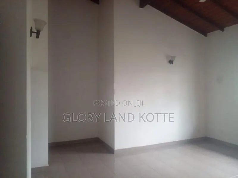 Upstair House for Rent in Kotte Bangala Junction