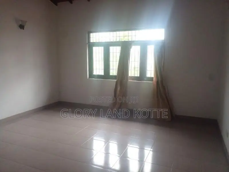 Upstair House for Rent in Kotte Bangala Junction