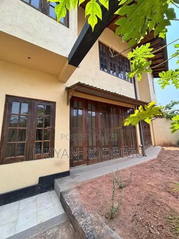 Rajagiriya Kalapaluwawa 04 Bedroom Upstair House at 1st Lane for Sale