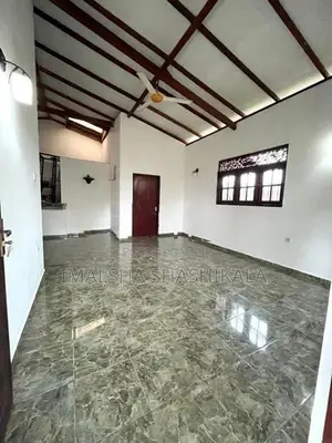 මාලබේ නිවසක උඩු මහලක් කුළියට දීමට ඇත
