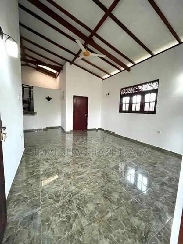 මාලබේ නිවසක උඩු මහලක් කුළියට දීමට ඇත