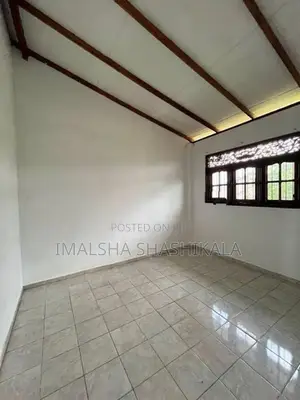 මාලබේ නිවසක උඩු මහලක් කුළියට දීමට ඇත