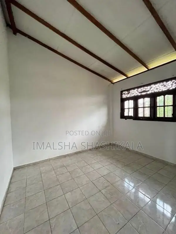 මාලබේ නිවසක උඩු මහලක් කුළියට දීමට ඇත