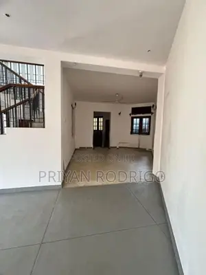 Rajagiriya Kalapaluwawa 04 Bedroom Upstair House at 1st Lane for Sale