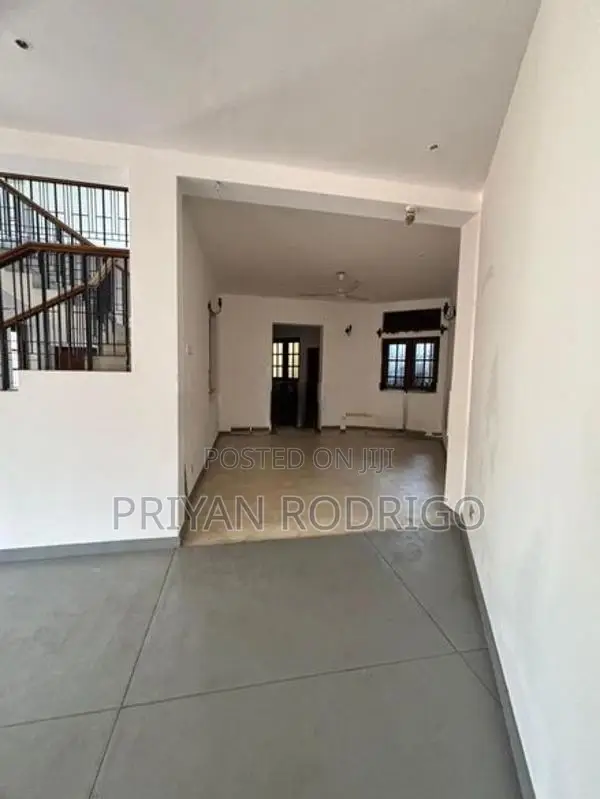 Rajagiriya Kalapaluwawa 04 Bedroom Upstair House at 1st Lane for Sale