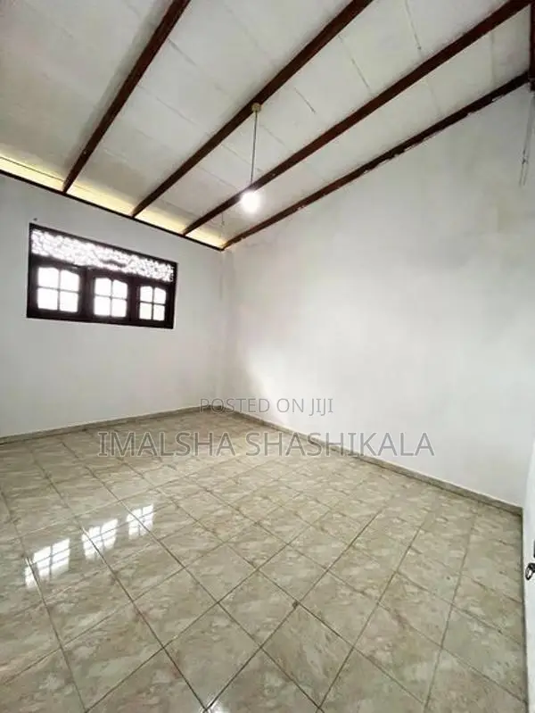 මාලබේ නිවසක උඩු මහලක් කුළියට දීමට ඇත