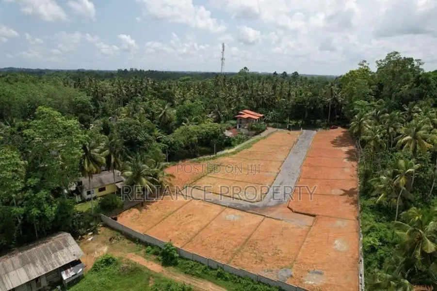 හෝමගම NSBM හරිත සරසවිය අසලින් සුව පහසු සුඛෝපභෝගී වටිනාම බිම් කොටසක්