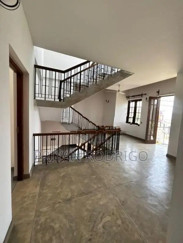 Rajagiriya Kalapaluwawa 04 Bedroom Upstair House at 1st Lane for Sale