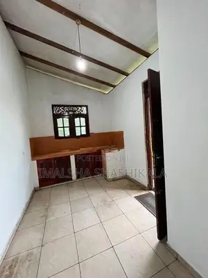 මාලබේ නිවසක උඩු මහලක් කුළියට දීමට ඇත