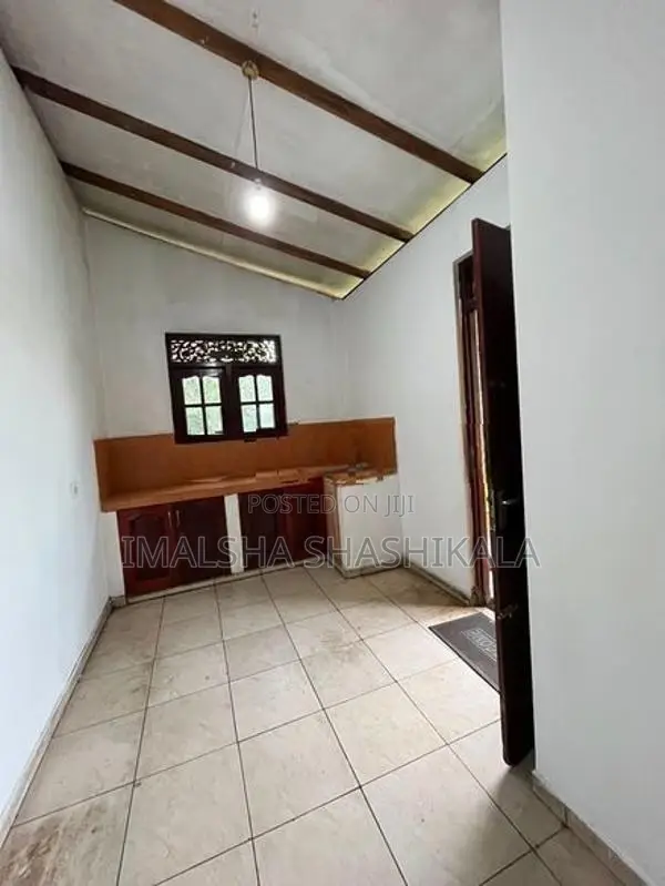 මාලබේ නිවසක උඩු මහලක් කුළියට දීමට ඇත