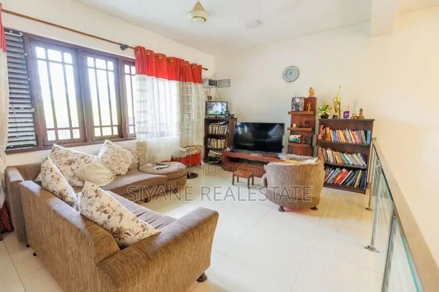 Super Luxury 3 Storey House For Sale In Thalawathugoda