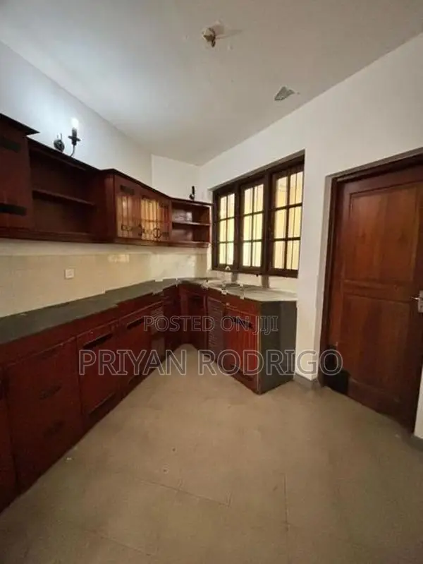 Rajagiriya Kalapaluwawa 04 Bedroom Upstair House at 1st Lane for Sale
